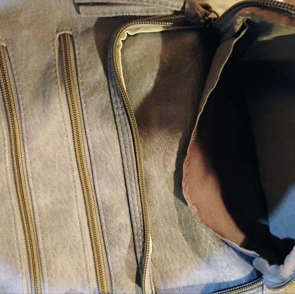 Stone Mountain Accessories Light Gray Crossbody Bag Size Is 12 In X 12 In - Picture 9 of 12